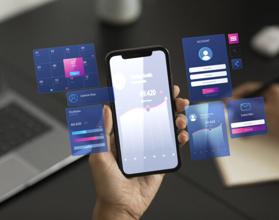 Uma mão segurando um smartphone que está ampliando imagens de calendário, gráficos e contas